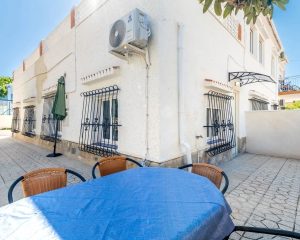 Terraza con mesa y sillas