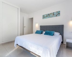 Habitación con cama de matrimonio y armario