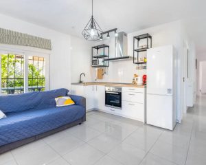 Cocina con vitro y nevera