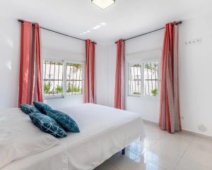 Habitación con cama de matrimonio
