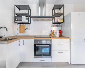Cocina con vitro y nevera