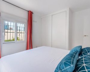 Habitación con cama de matrimonio con armario