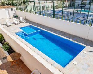 Piscina con jacuzzi