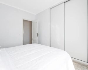 Habitación con cama de matrimonio y armario