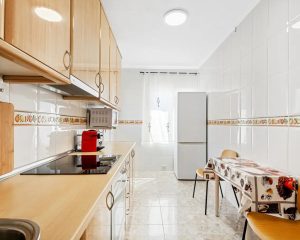 Cocina con vitro y nevera