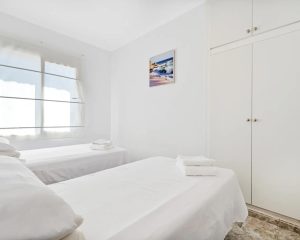 Habitación con dos camas individuales y armario