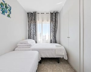 Habitación con dos camas individuales y armario