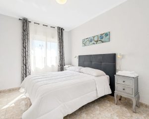 Habitación con cama de matrimonio