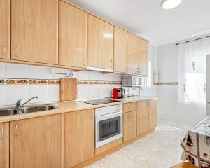 Cocina con nevera y vitro