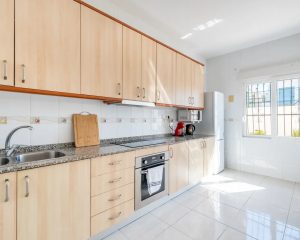 Cocina con nevera y vitro