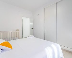 Habitación cama matrimonio con cuna y armario