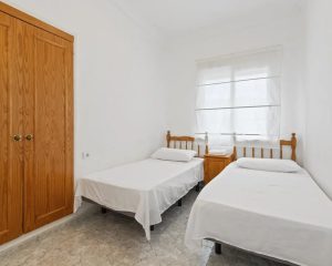 Habitación con dos camas individuales con armario