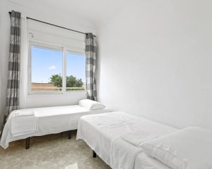 Habitación con dos camas individuales y armario