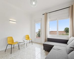 Sofa con mesa y sillas