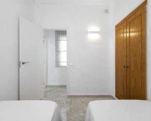 Habitación con dos camas y armario