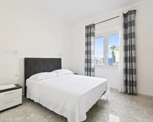 Habitación con cama de matrimonio